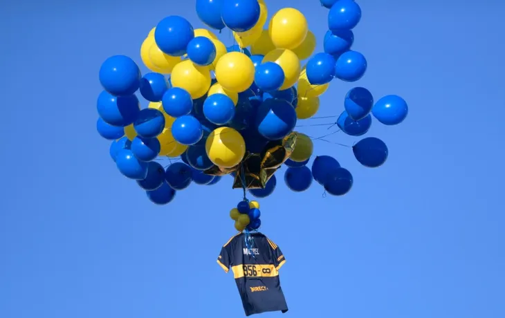 Apareció en Uruguay la camiseta que Boca mandó al cielo en homenaje a Miguel Ángel Russo