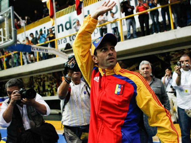 Capriles coronó su campaña con un partido de básquet