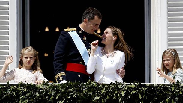 Los nuevos reyes de España saludan al pueblo desde el Palacio Real
