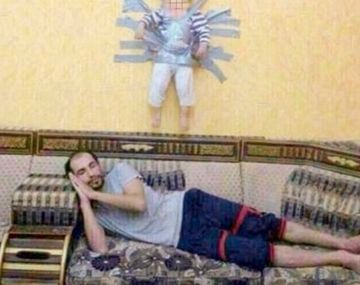 Indignación por un padre que colgó a su hijo de la pared