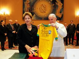 Dilma invitó al Papa a ver un partido del Mundial
