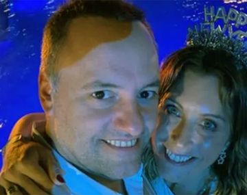 Manuel Adorni y su esposa.