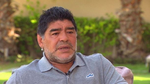 Diego Maradona se sometió a una sesión ortomolecular y rejuveneció su rostro