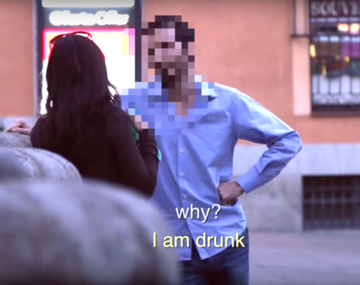 Un video muestra qué hacen los hombres cuando ven a una mujer borracha
