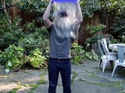 mark zuckerberg se tira un balde de agua en la cabeza y desafia a bill gates mark zuckerberg se tira un balde de agua en la cabeza y desafia a bill gates