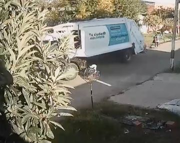 Conmoción en La Plata: un camión de residuos atropelló y mató a una barrendera