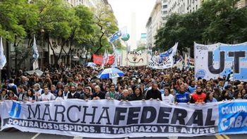 tras la masiva marcha federal, el gobierno convoco a las dos cta tras la masiva marcha federal, el gobierno convoco a las dos cta