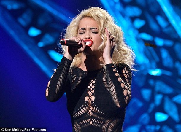 El body tejido casi deja al descubierto a Rita Ora