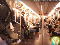 Un sin techo deja perplejos a los pasajeros del subte cuando empiezo a levitar