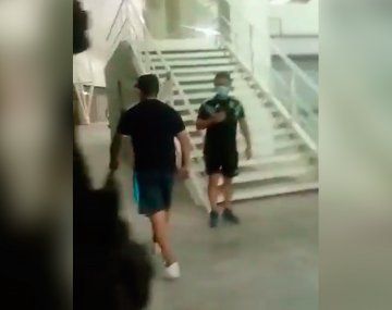 Hinchas de Racing echaron del estadio a un ex intendente condenado por violación