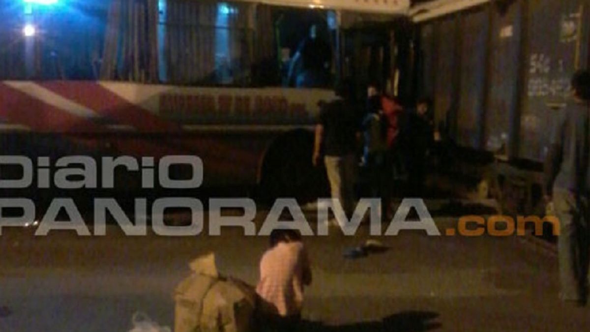 Violento choque entre un colectivo y tren carguero en Santiago del Estero