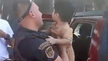 desesperado rescate de un nene que fue abandonado por sus abuelos en una camioneta para irse de shopping desesperado rescate de un nene que fue abandonado por sus abuelos en una camioneta para irse de shopping
