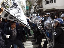 En pleno Recoleta, trabajadores gráficos se enfrentan con la policía 