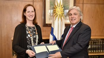 Heide B. Fulton junto a Francisco Bustillo, en la tarde de hoy. Heide B. Fulton junto a Francisco Bustillo, en la tarde de hoy.