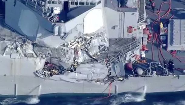 Un destructor de Estados Unidos chocó con un carguero filipino cerca de la costa de Japón