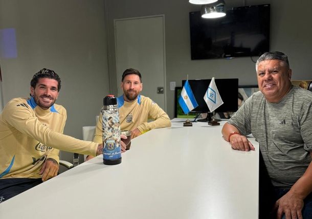 Cábala: Chiqui Tapia compartió su habitual foto con Lionel Messi y Rodrigo De Paul antes de Perú