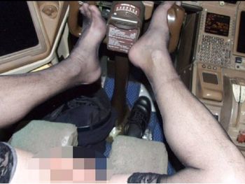 Un piloto de avión se sacaba selfies desnudo en pleno vuelo. Crédito: diario The Sun