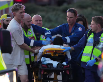 Masacre en una playa en Australia: un civil logró desarmar a los atacantes