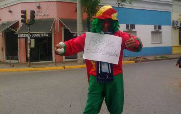 Un hombre disfrazado de payaso pidió trabajo en la calle y lo consiguió.