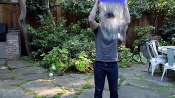 mark zuckerberg se tira un balde de agua en la cabeza y desafia a bill gates mark zuckerberg se tira un balde de agua en la cabeza y desafia a bill gates