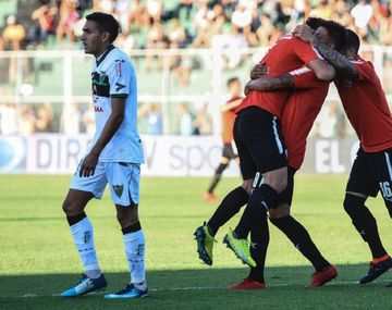 Martín Benítez celebra el primer golde Independiente