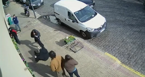 Relatos salvajes: dos mujeres a las piñas por una discusión vial