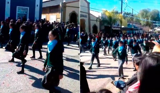 Marcha de alumnos con el pañuelo celeste