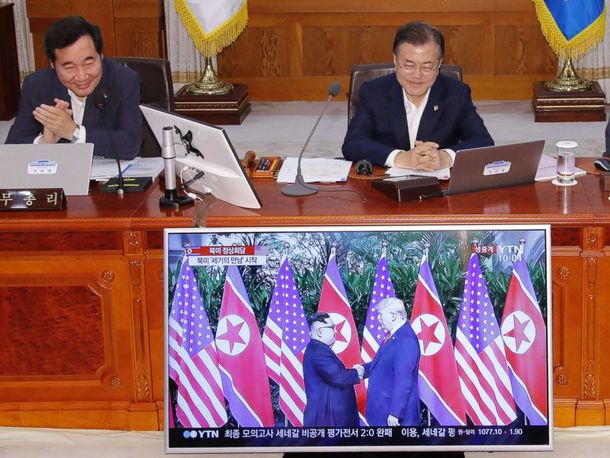 Moon Jae-in mira la cumbre de Trump con Kim Jong-Un