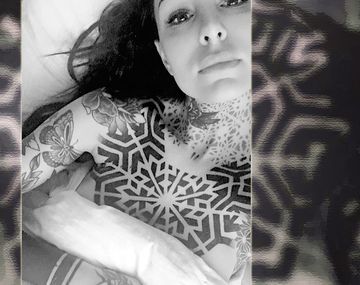 Cande Tinelli muestra sus tatuajes desde la cama