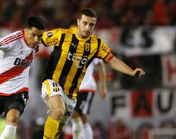 Marcelo Palau peleando con Enzo Pérez quien puede ser su futuro compañero