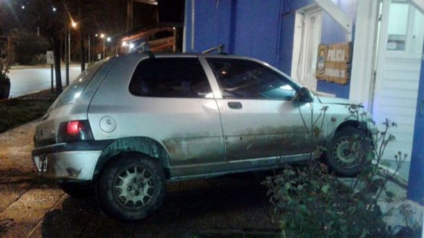 Locura en Villa La Angostura: borracho quiso entrar con su auto a una comisaría