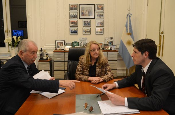 Abal Medina recibió una donación enviada por la FIFA