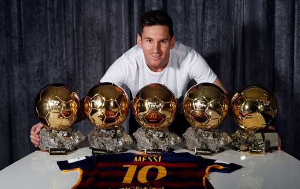 El más ganador de la historia: Messi posó con sus cinco Balones de Oro