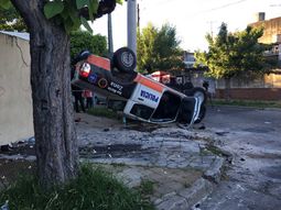 Persecución, choque y vuelco en Villa Maipú Persecución, choque y vuelco en Villa Maipú