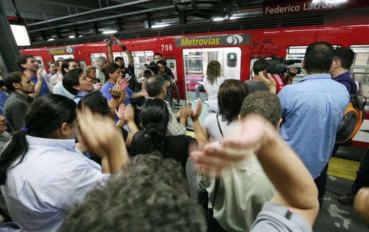 Metrodelegados amenazan con paros por bajas frecuencias