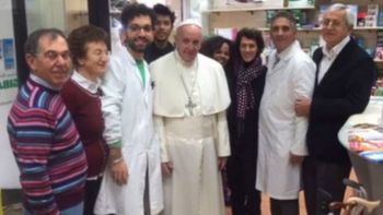 Los empleados del lugar aprovecharon la oportunidad y se sacaron una foto con el Sumo Pontífice Los empleados del lugar aprovecharon la oportunidad y se sacaron una foto con el Sumo Pontífice