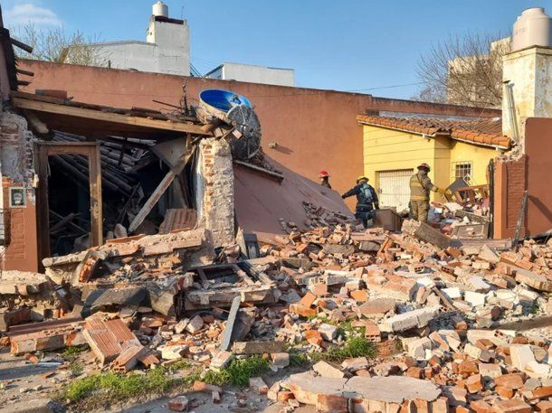 San Miguel: una casa explotó por un error de operarios que dañaron un caño de gas