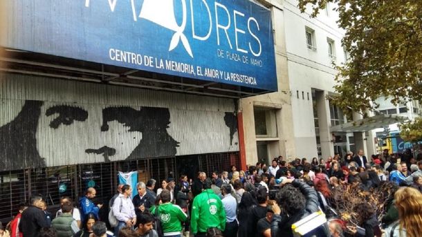 Tensión en la sede de las Madres de Plaza de Mayo por un operativo judicial