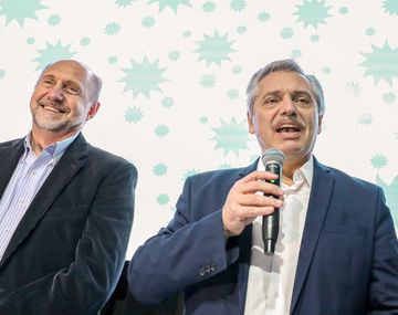 El precandidato por el Frente de Todos junto a Omar Perotti en Santa Fe