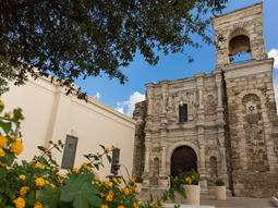El pueblo de estilo colonial y tranquilo que atrae por su historia y campos