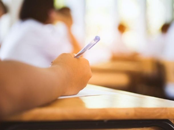 Ordenan a una escuela a inscribir a un alumno trans al que le había negado la vacante