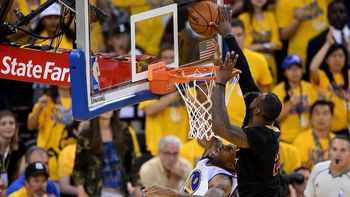 bloqueo de lebron y triple de irving: la jugada del campeonato bloqueo de lebron y triple de irving: la jugada del campeonato