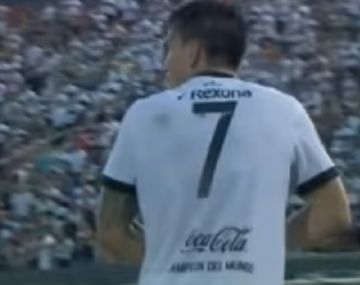 El delantero pasó de la alegría a ser expulsado en cinco minutos