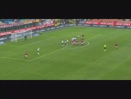 Mirá esta insólita jugada preparada en un tiro libre del Milan