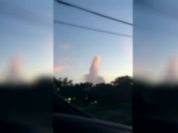 una nube con forma obscena se apodero del cielo en un atardecer muy inusual una nube con forma obscena se apodero del cielo en un atardecer muy inusual