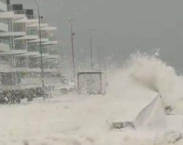El ciclón extratropical llenó de espuma marina las calles de Punta del Este