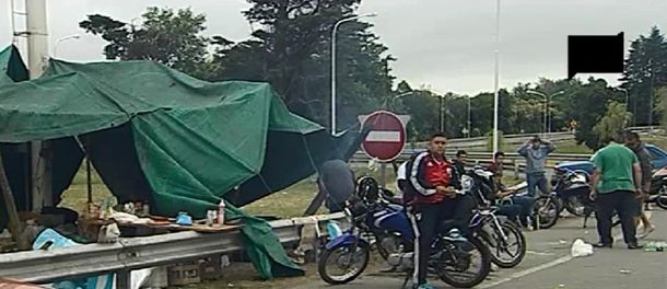 Empleados de Cresta Roja mantienen el acampe en la autopista Riccheri