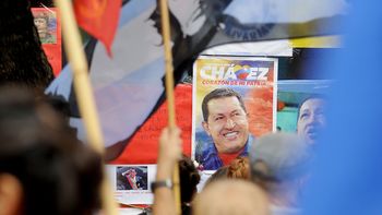 manifestacion en apoyo a maduro frente a la embajada en argentina manifestacion en apoyo a maduro frente a la embajada en argentina