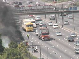 caos en panamericana por el incendio de un auto caos en panamericana por el incendio de un auto