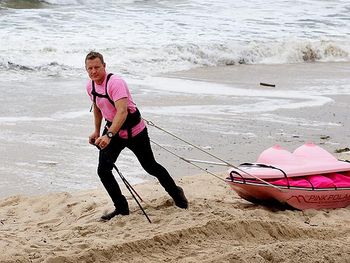 Se prepara para tirar un trineo rosa con forma de lolas por la Antártida